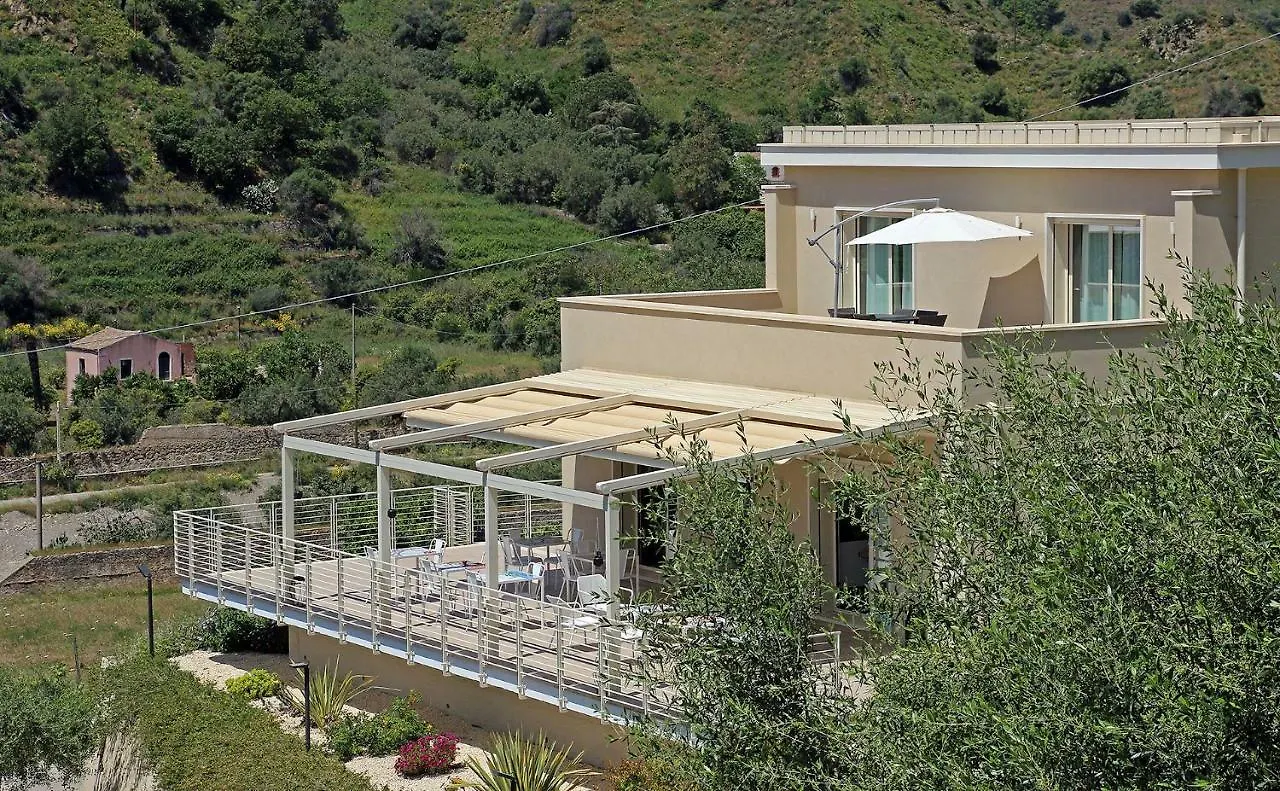 Sike Holiday Home 陶尔米纳