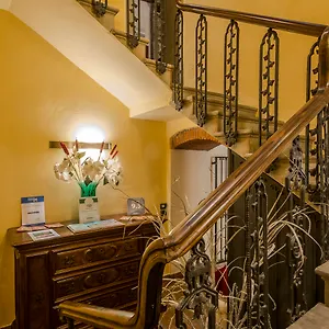 https://la-corte-del-re-arezzo.it-tuscanyhotel.com