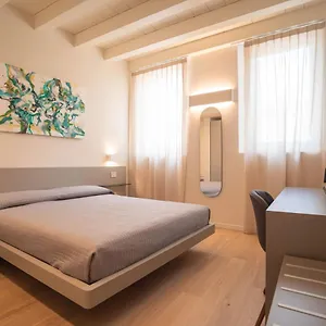 https://maison-calcirelli-rooms.hotelinveneto.com